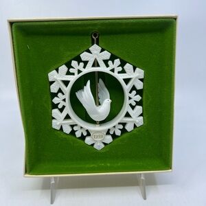 Vintage Hallmark Ornament 1978 Tree Trimming Dove Twirl Around Snowflake Read